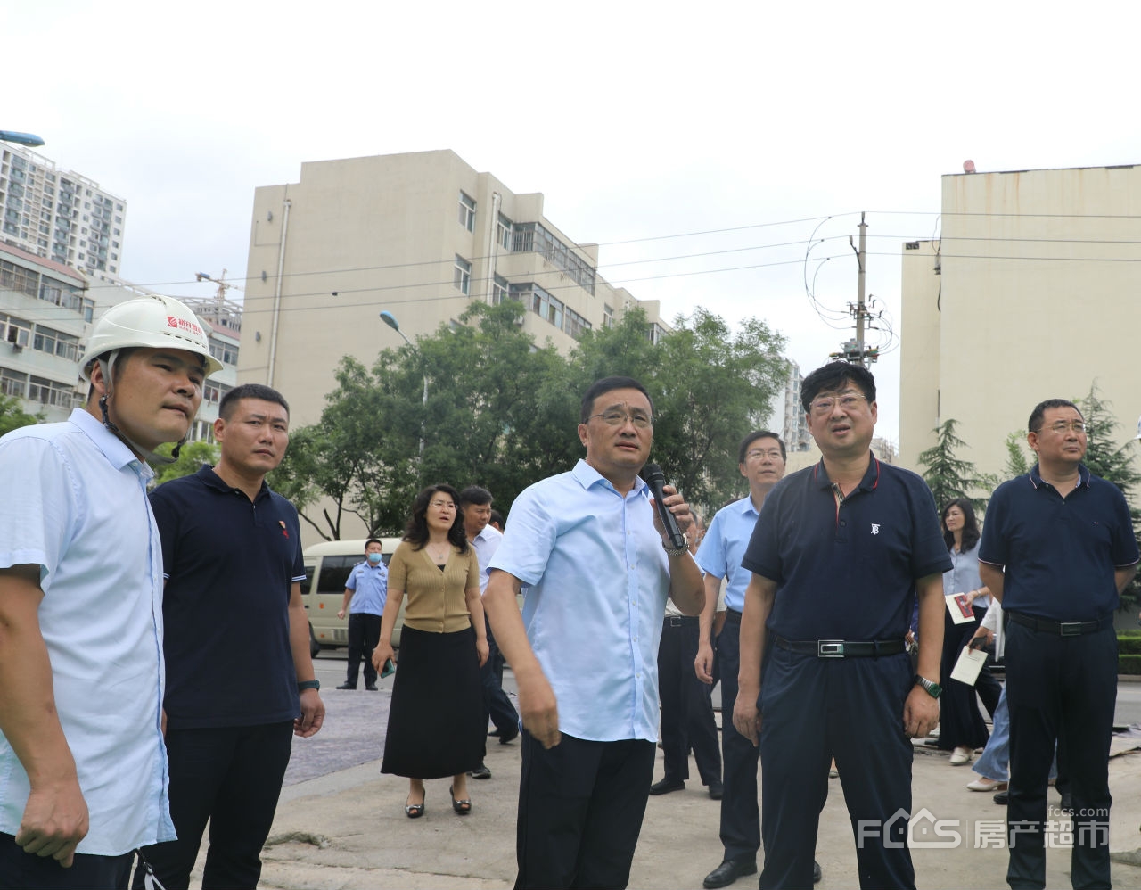 日照经济技术开发区工委书记孙立一行到裕升利群广场项目现场观摩