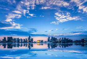 中央政治局会议关于房地产市场的描述和2026年的财政政策及货币政策有哪些？