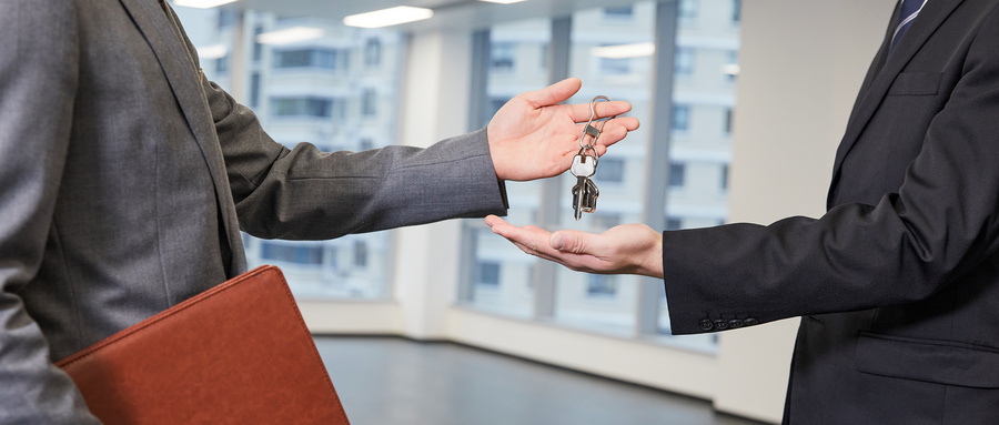 如何避免在委托不相关的人进行房产买卖及管理托管账户时可能出现的风险？